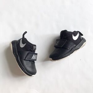 Nike team hustle D8  sneakers EUC size 6